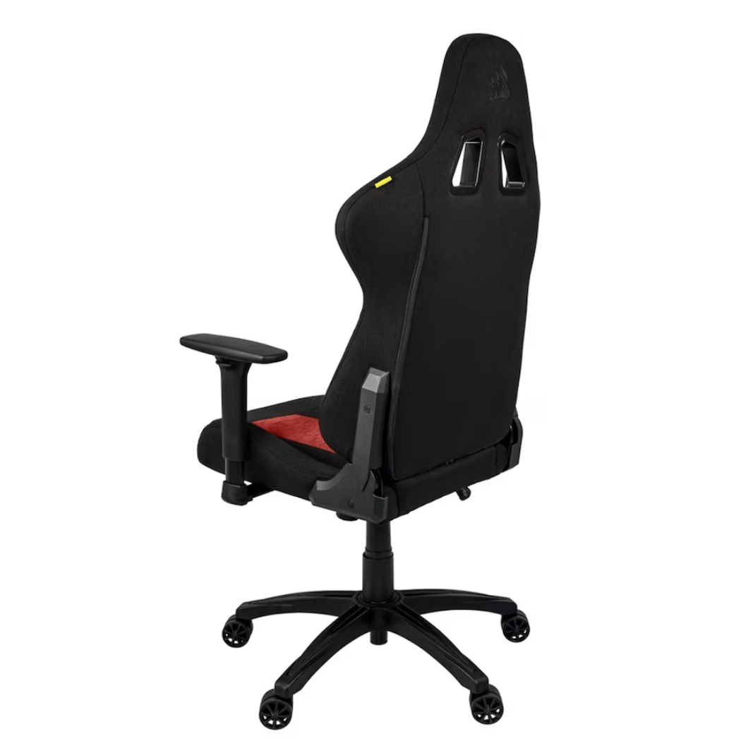 Silla gaming vista desde atrás con tela negra, detalles rojos y ruedas.