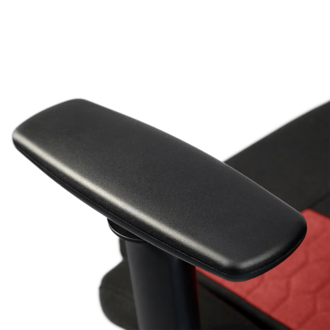 Primer plano de un reposabrazos negro. El reposabrazos es ligeramente curvado y liso.