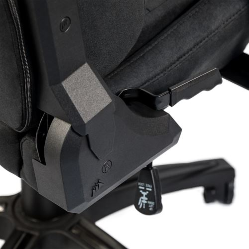 Primer plano del reposabrazos y la palanca de ajuste de una silla gaming negra, mostrando detalles del mecanismo.