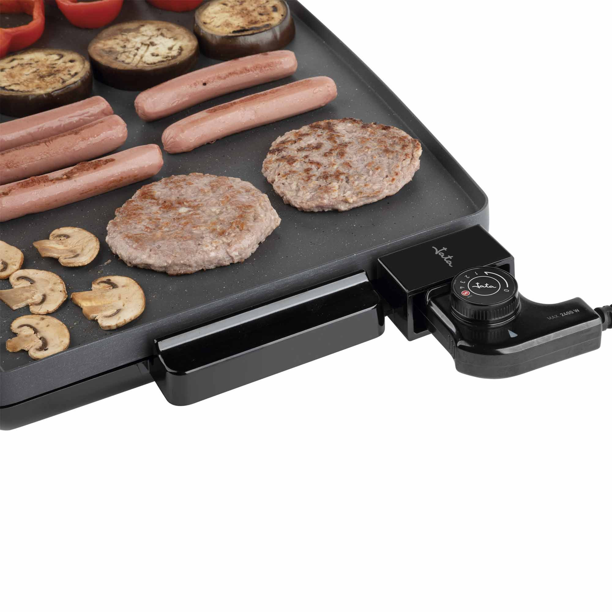 Parrilla eléctrica con comida cocinada. Salchichas, hamburguesas, verduras encima.