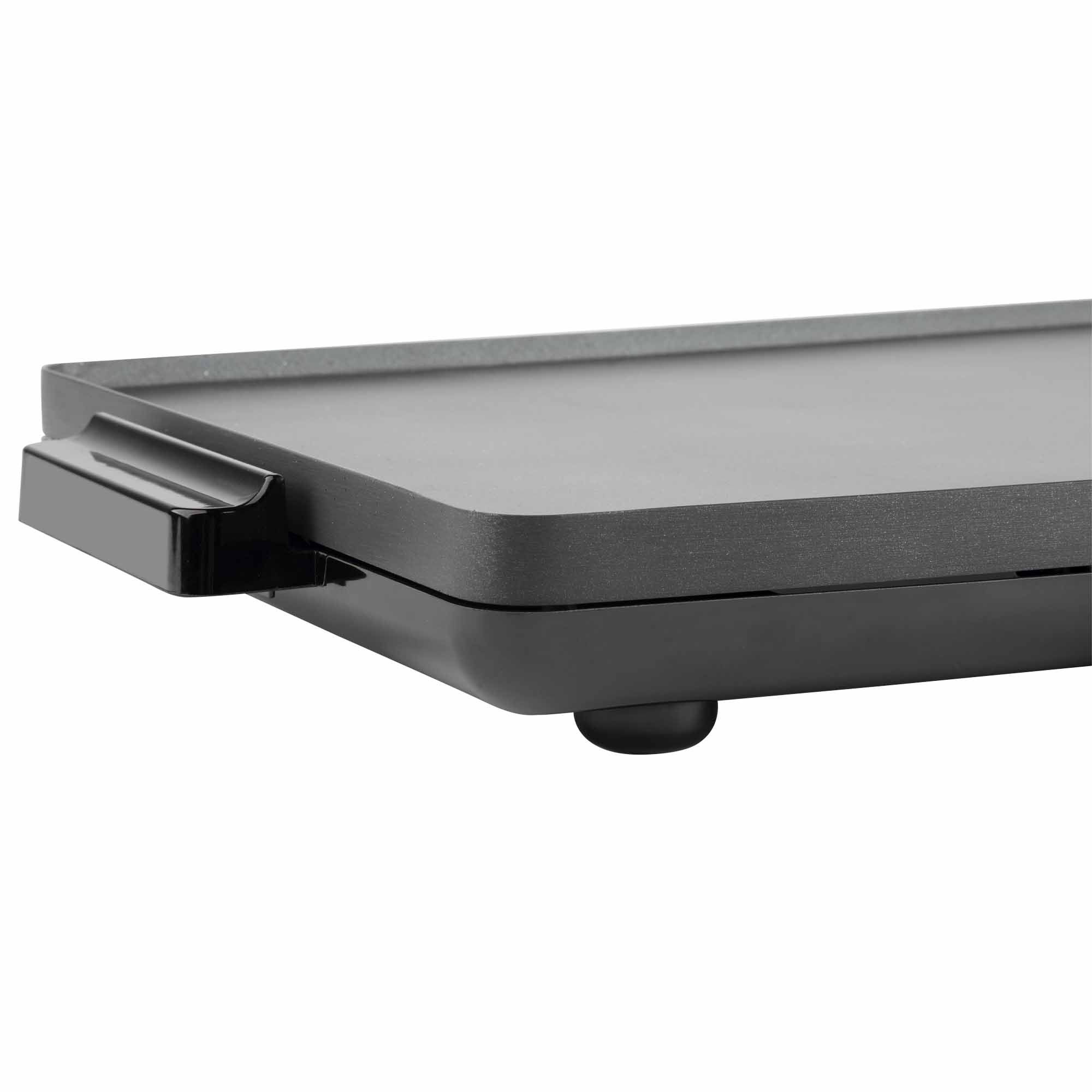 Primer plano de una plancha eléctrica negra con un asa.