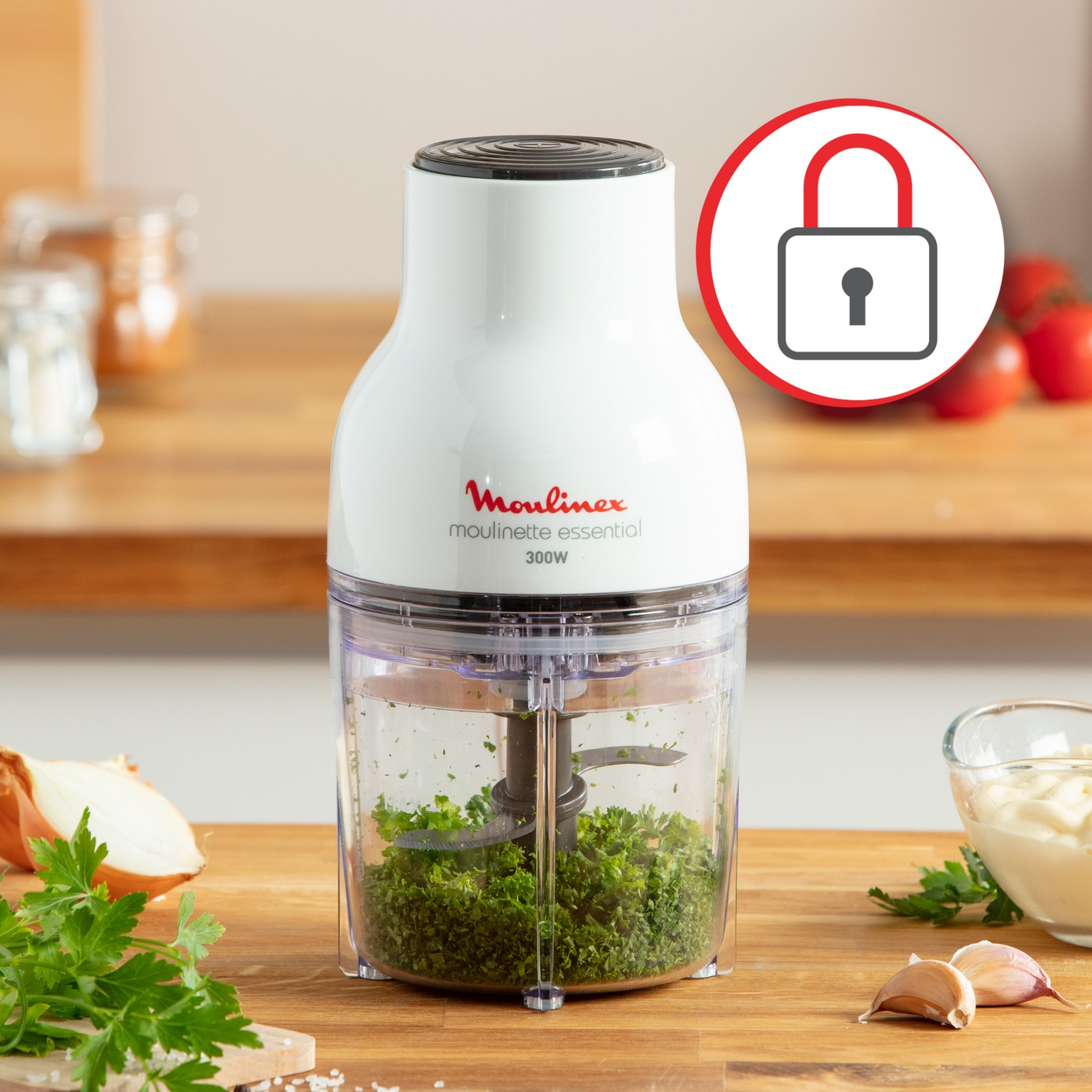 Hachoir Moulinex essential blanc avec ingrédients sur la table en bois et icône de cadenas.