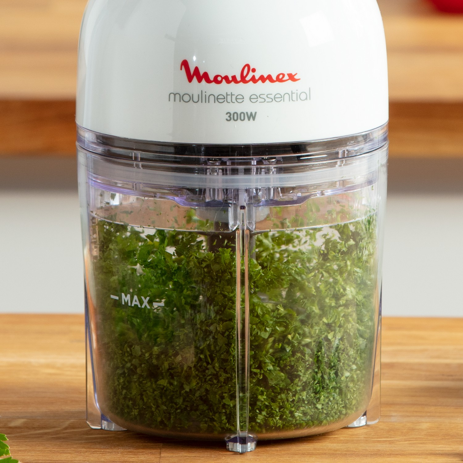Moulinex Moulinex essential blanc avec du persil haché.