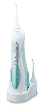 Biały i turkusowy irygator do jamy ustnej z dwiema końcówkami w stacji ładującej. To urządzenie do higieny jamy ustnej.