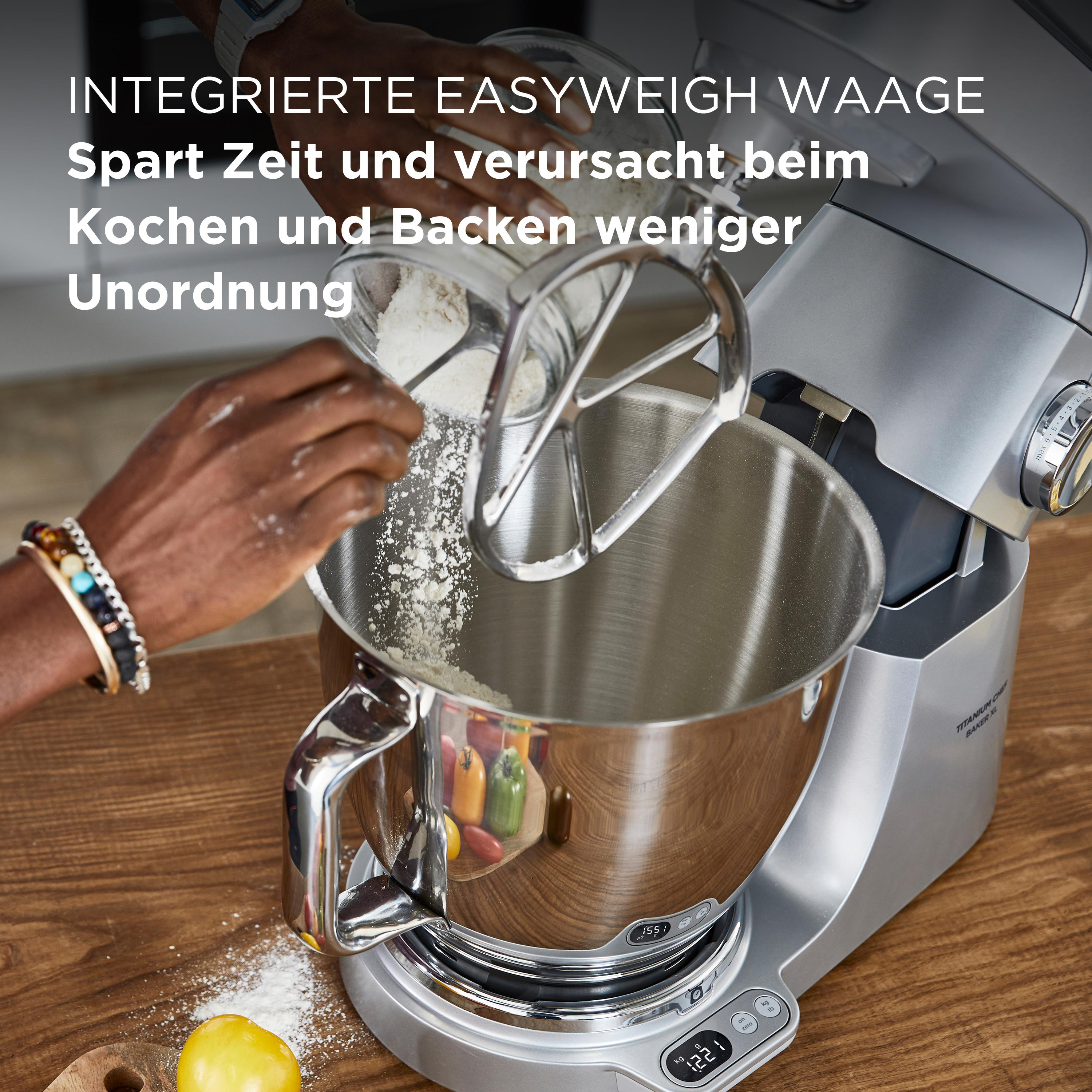 Eine Person gießt Mehl in einen Mixer, mit deutschem Text: EasyWeigh Waage.