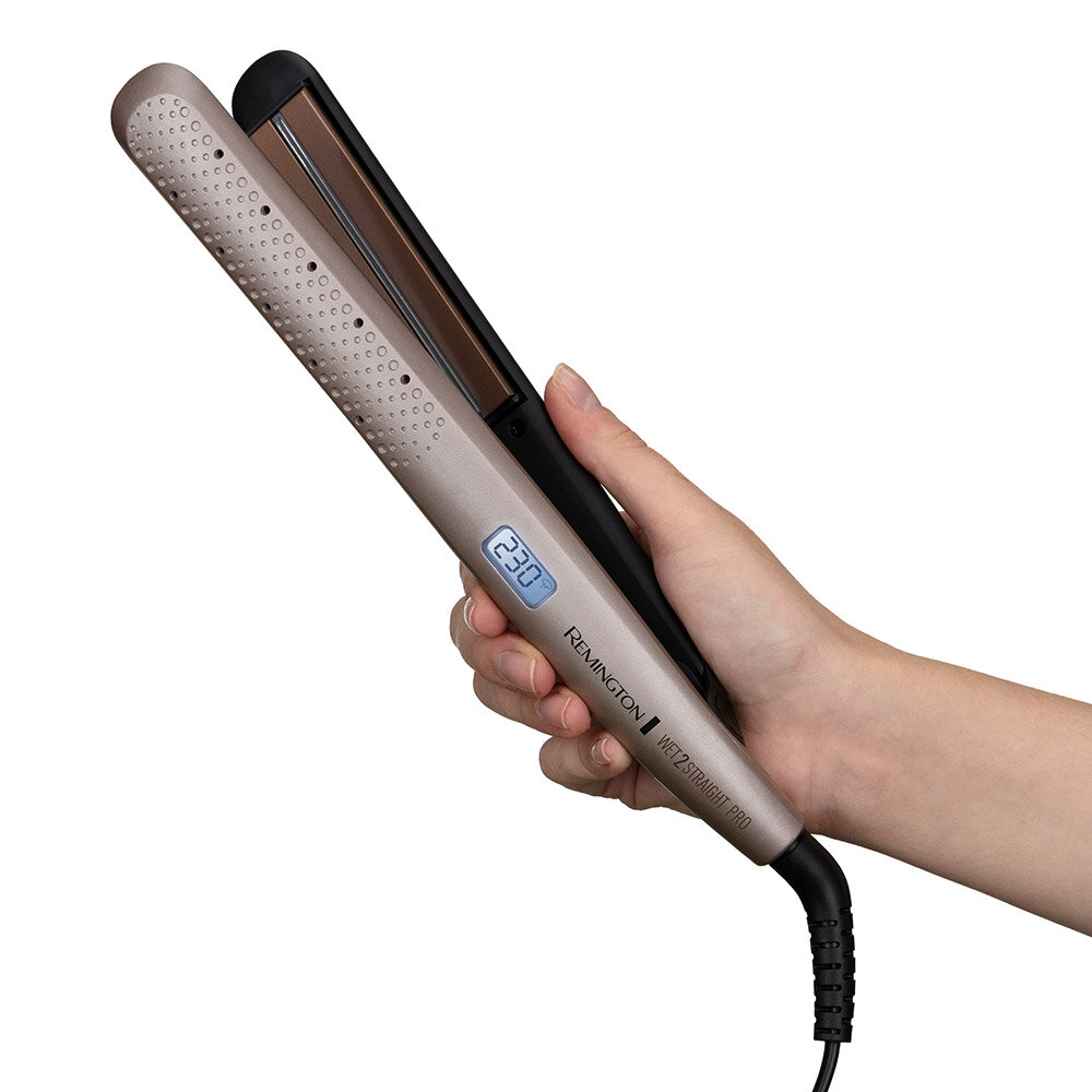 Dłoń trzymająca prostownicę Remington Wet2Straight Pro. Jest koloru taupe.