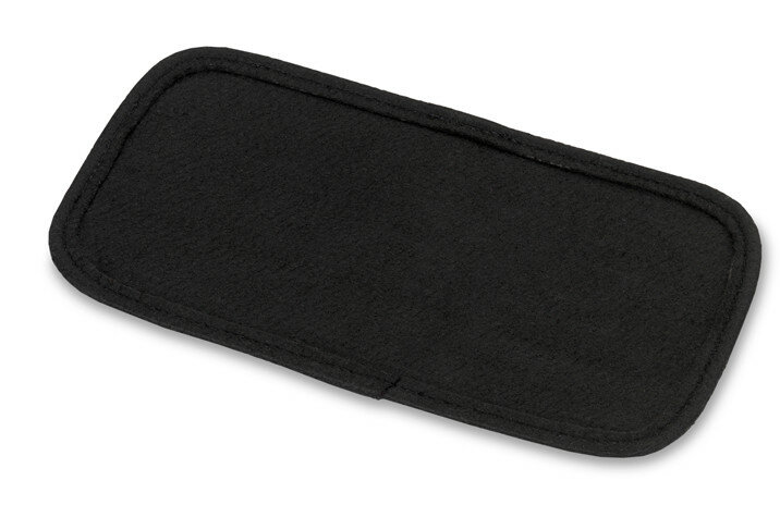 Czarny prostokąt z obszytą krawędzią, prawdopodobnie podkładka lub wkładka do przedmiotu.