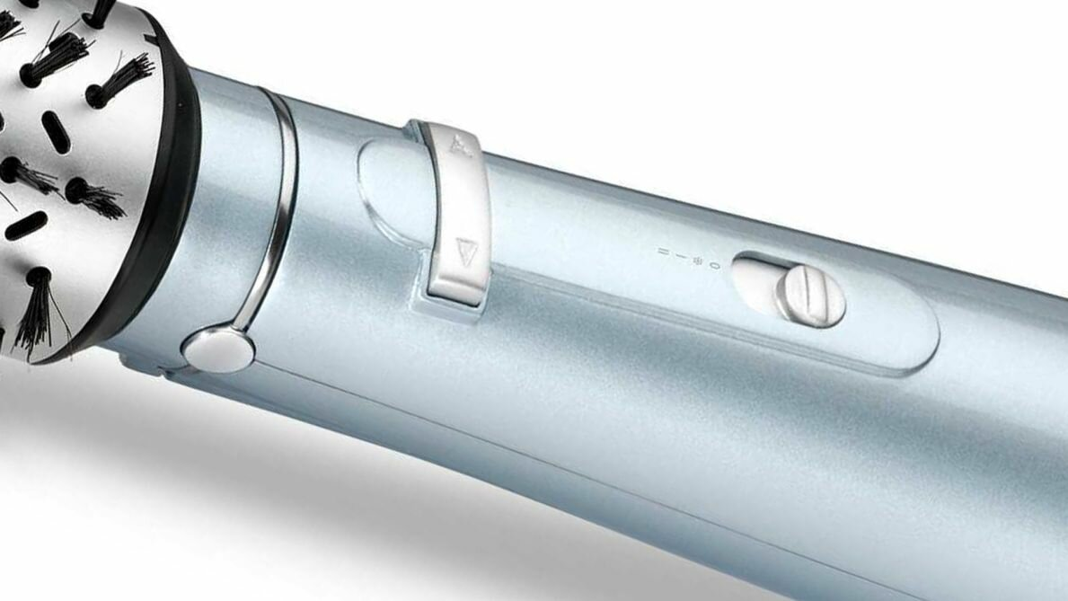 Zbliżenie narzędzia do stylizacji włosów z przełącznikiem.