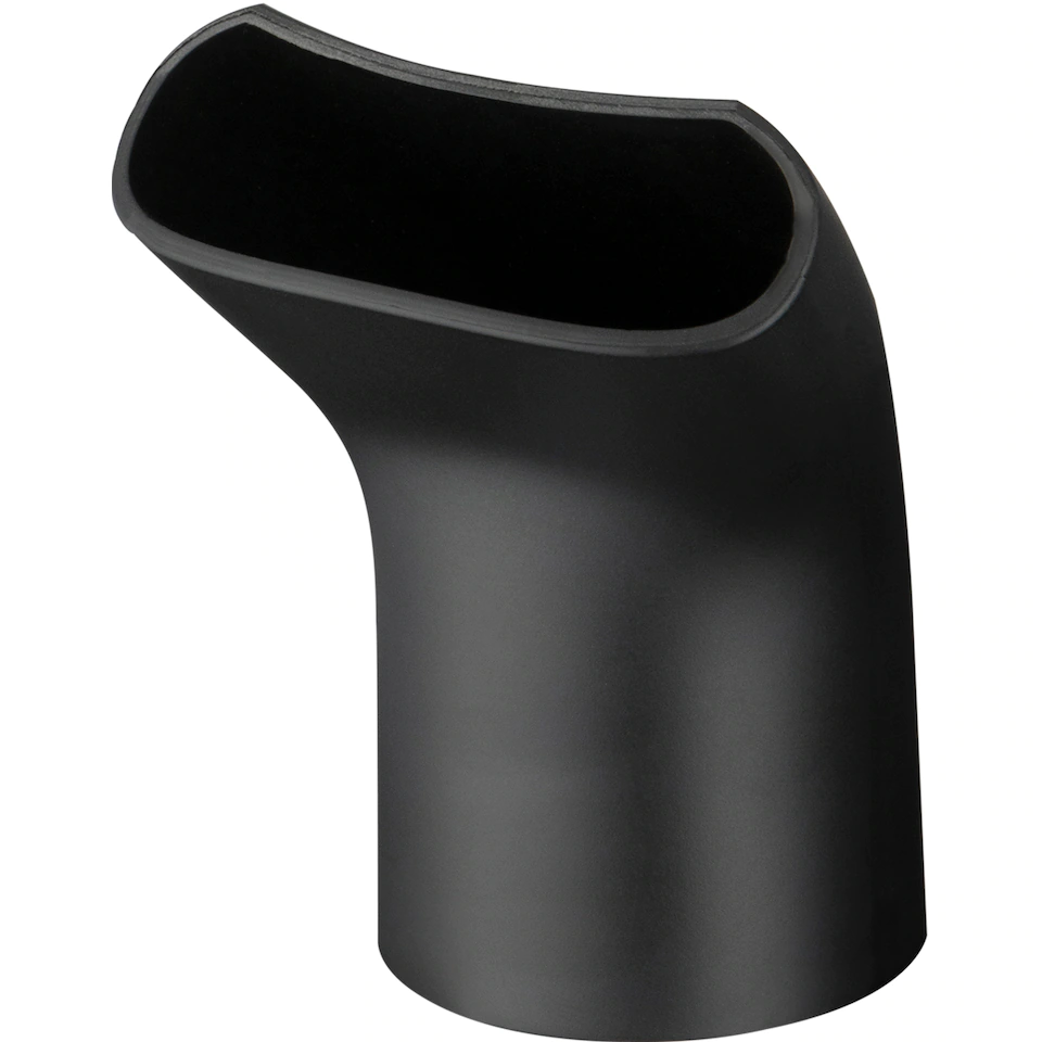 Czarna dysza suszarki do włosów. Jest zakrzywiona i ma szeroki otwór. Jest na białym tle.