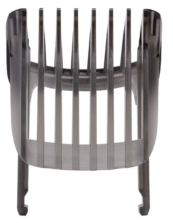 Szara plastikowa nasadka do maszynki do włosów, z zębami. Na białym tle.