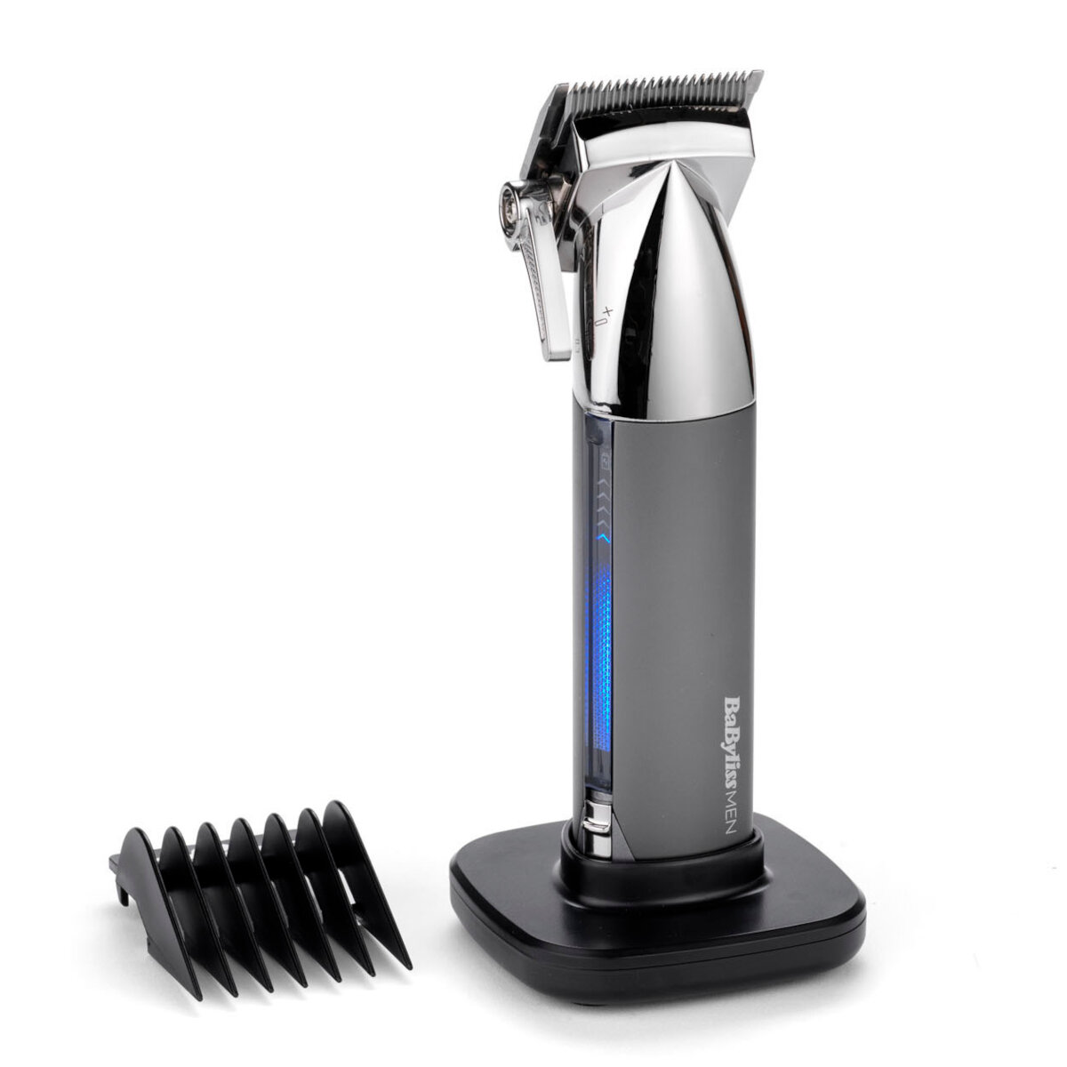 Srebrna maszynka BabylissMEN na stojaku. Czarna podstawa. Niebieskie światło. Nasadka grzebieniowa. Chromowane detale.