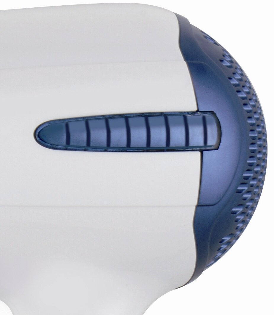 Zbliżenie białej suszarki do włosów z niebieskim akcentem z boku. Białe tło.