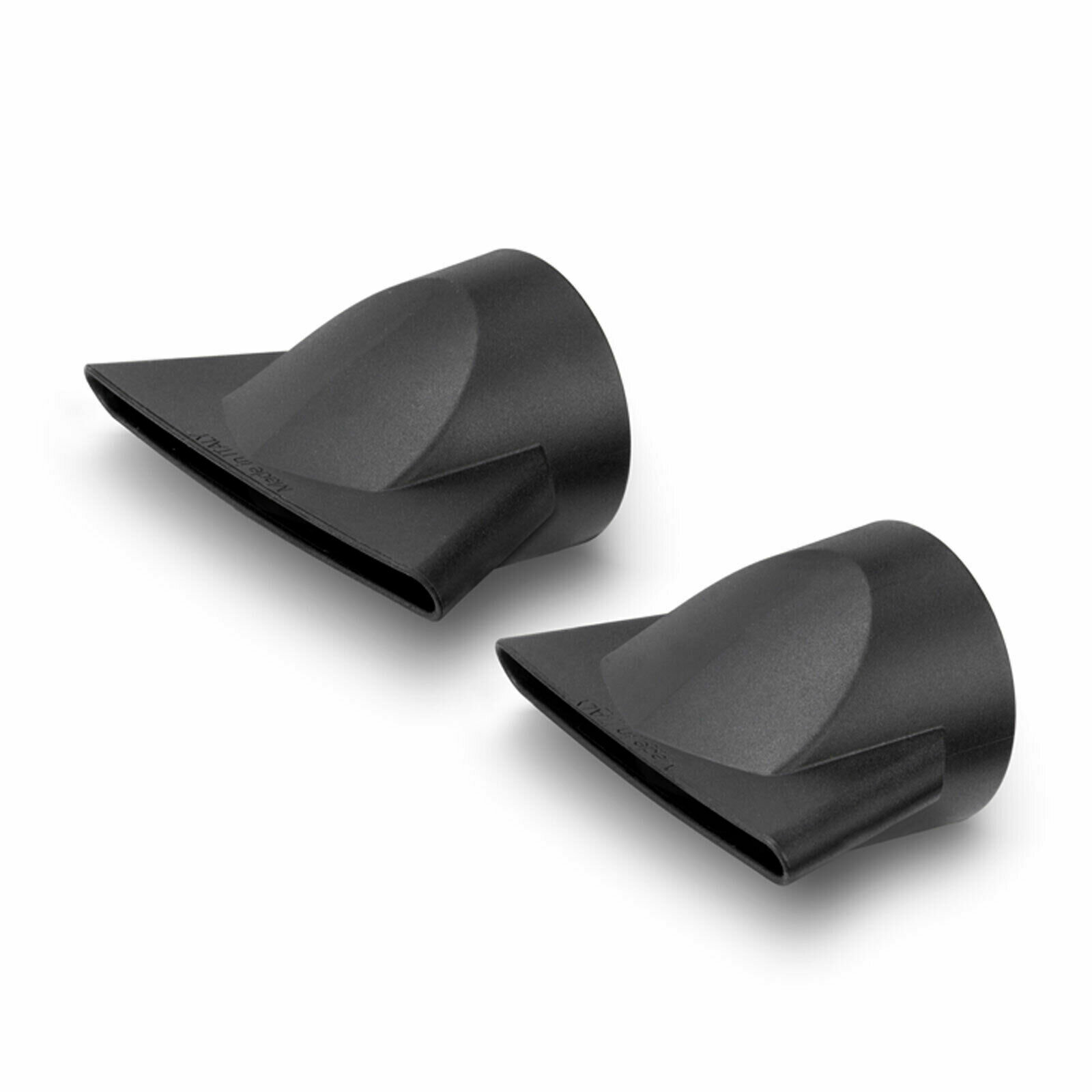 Dwie czarne, trójkątne dysze do suszarki do włosów. Są na białym tle.