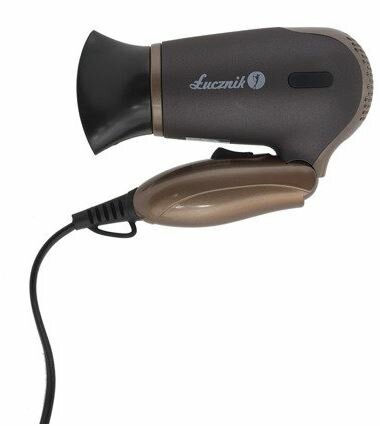 Brązowa i czarna suszarka do włosów z zakrzywionym uchwytem, na białym tle.