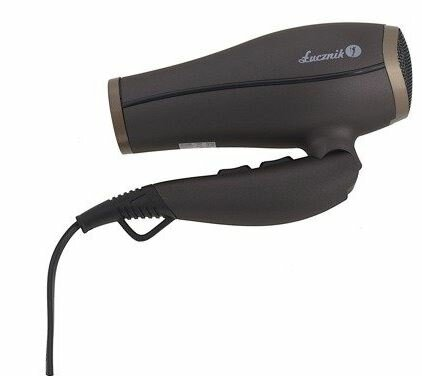 Brązowa suszarka do włosów Lucznik z czarnym kablem, na białym tle.