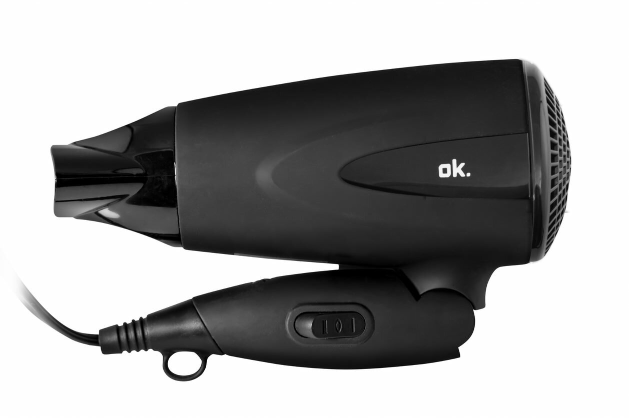 Czarna suszarka do włosów z uchwytem i przyciskami. Widoczna nazwa marki 'ok'.