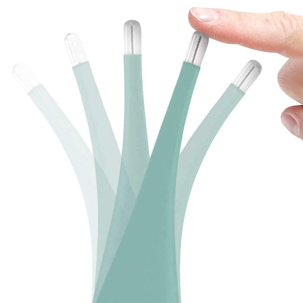 Palec naciska końcówkę zielonego urządzenia z wieloma rozmytymi liniami.