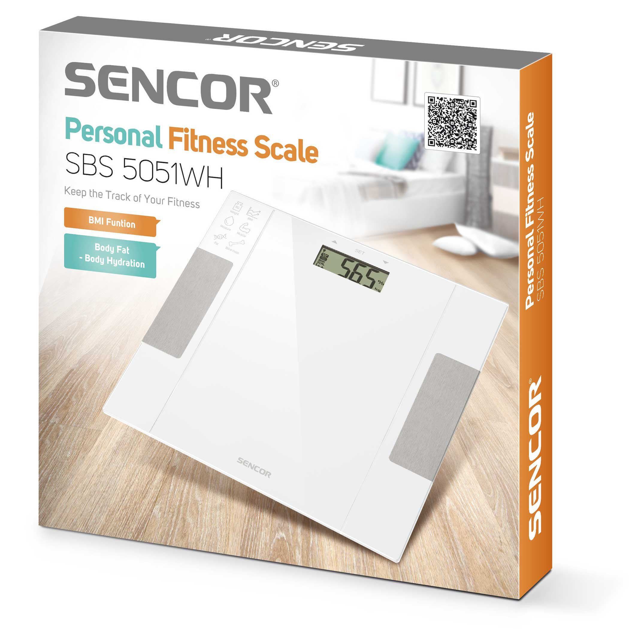 Biała waga z wyświetlaczem, odczyt cyfrowy. Pudełko z tekstem 'Personal Fitness Scale' i logo 'SENCOR'.