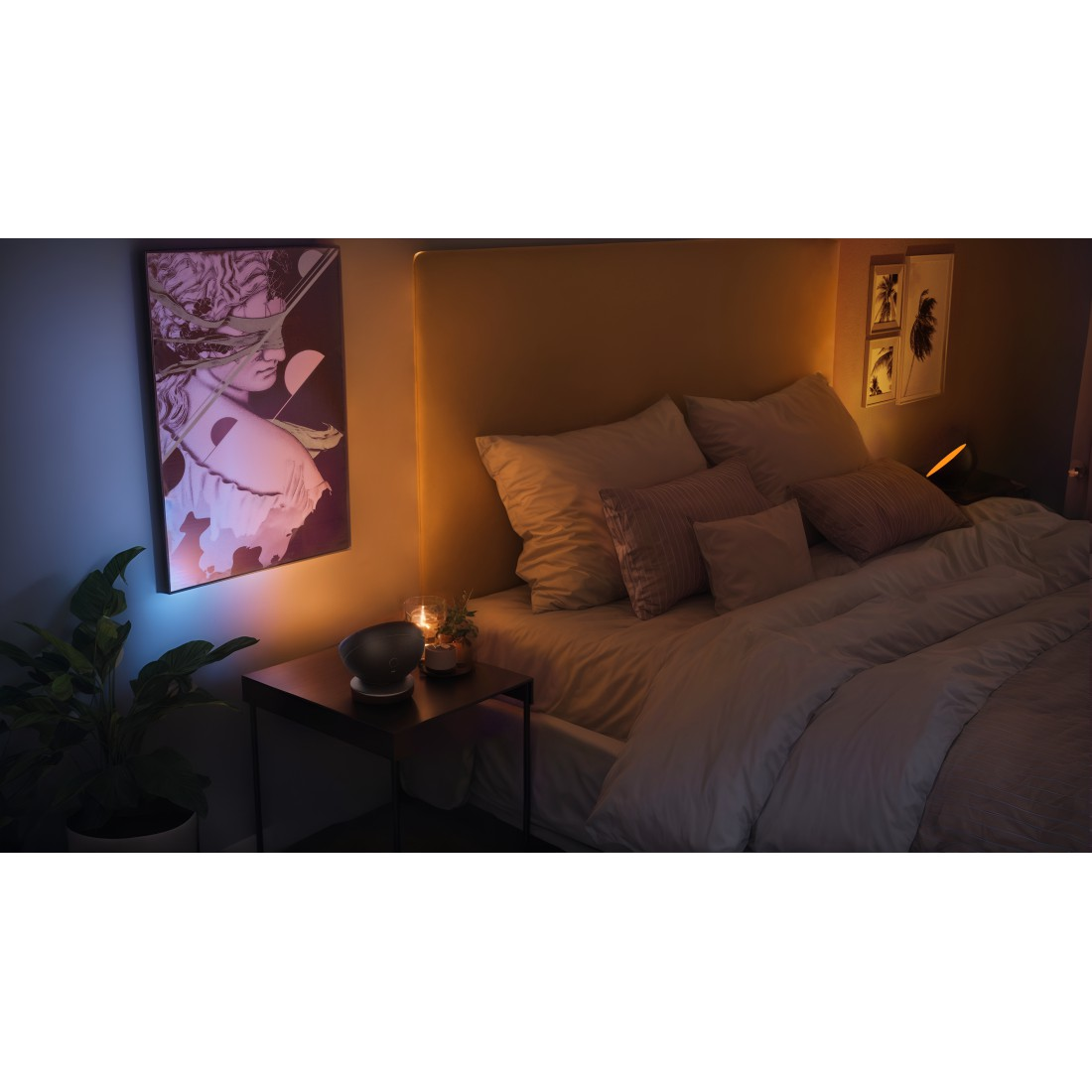 Schlafzimmer mit Bett, Nachttisch und Gemälde. Die Szene ist sanft mit warmen und kühlen Farben beleuchtet.