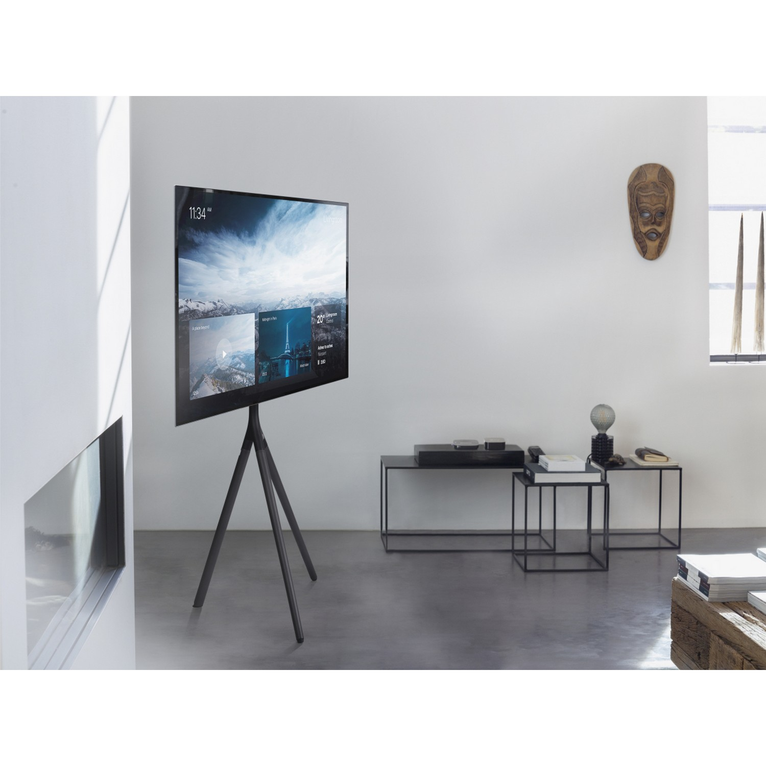 Een moderne woonkamer met een tv op een statief.