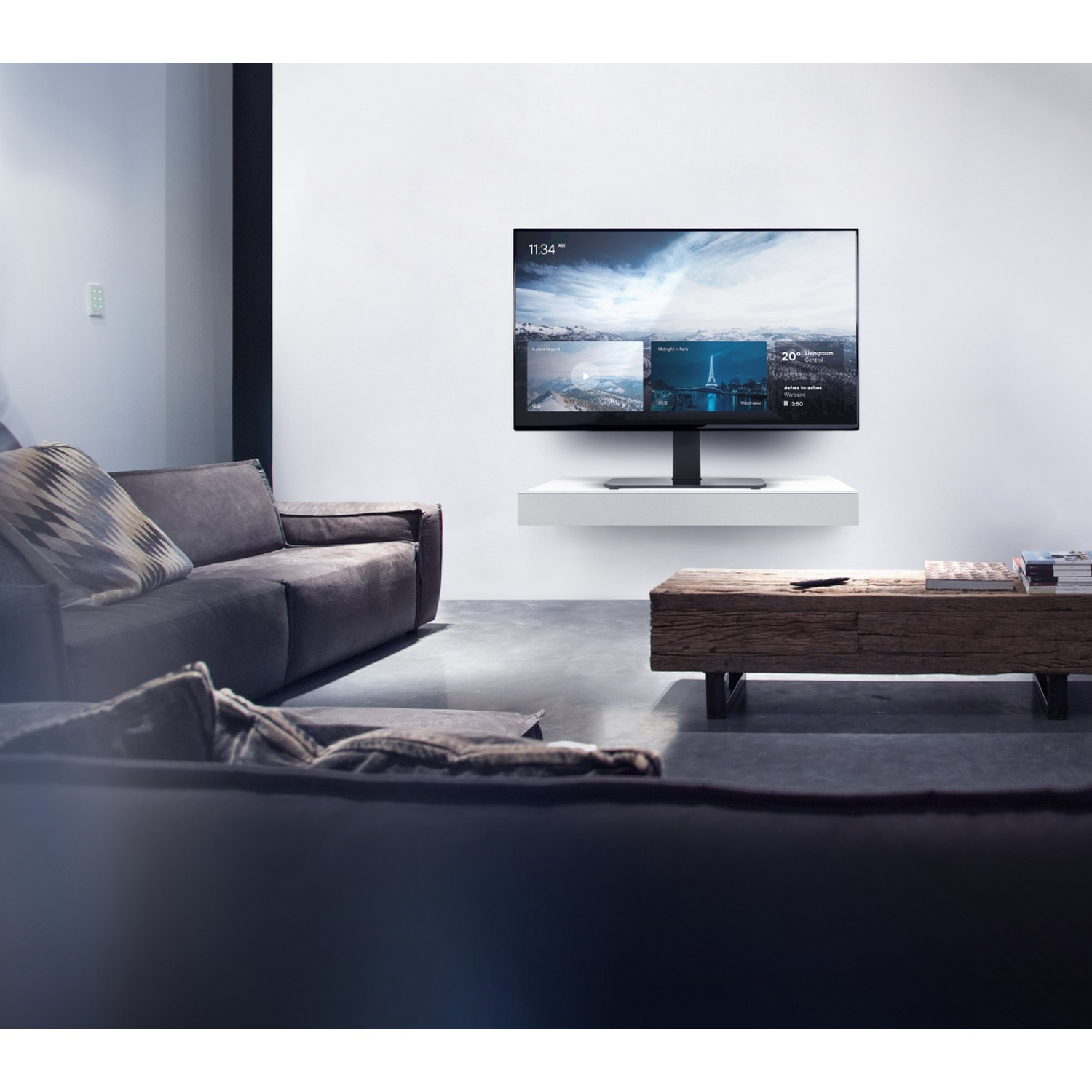 Un salon moderne avec une télévision affichant une interface intelligente.