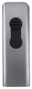 Un appareil rectangulaire argenté avec un bouton noir sur le côté.
