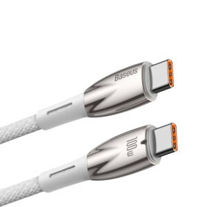 Turuncu konektörlü beyaz ve gümüş USB-C kablosu, beyaz arka plan.