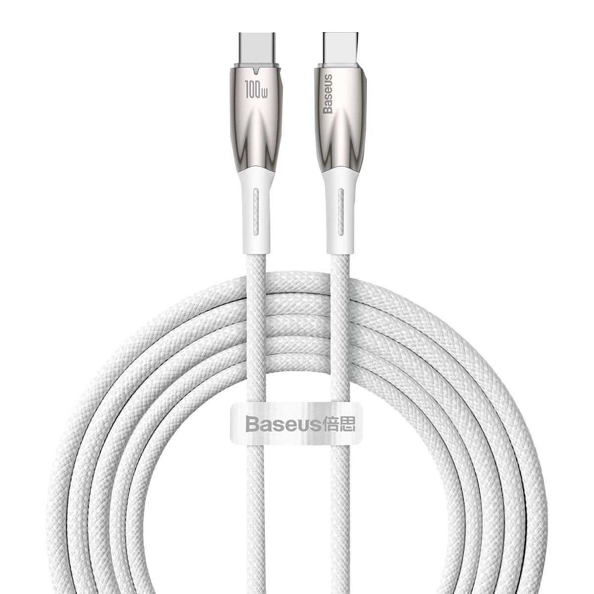 Yuvarlanmış beyaz USB-C kablosu. Üzerinde Baseus markası yazılı. Gümüş uçlar görünür durumda.
