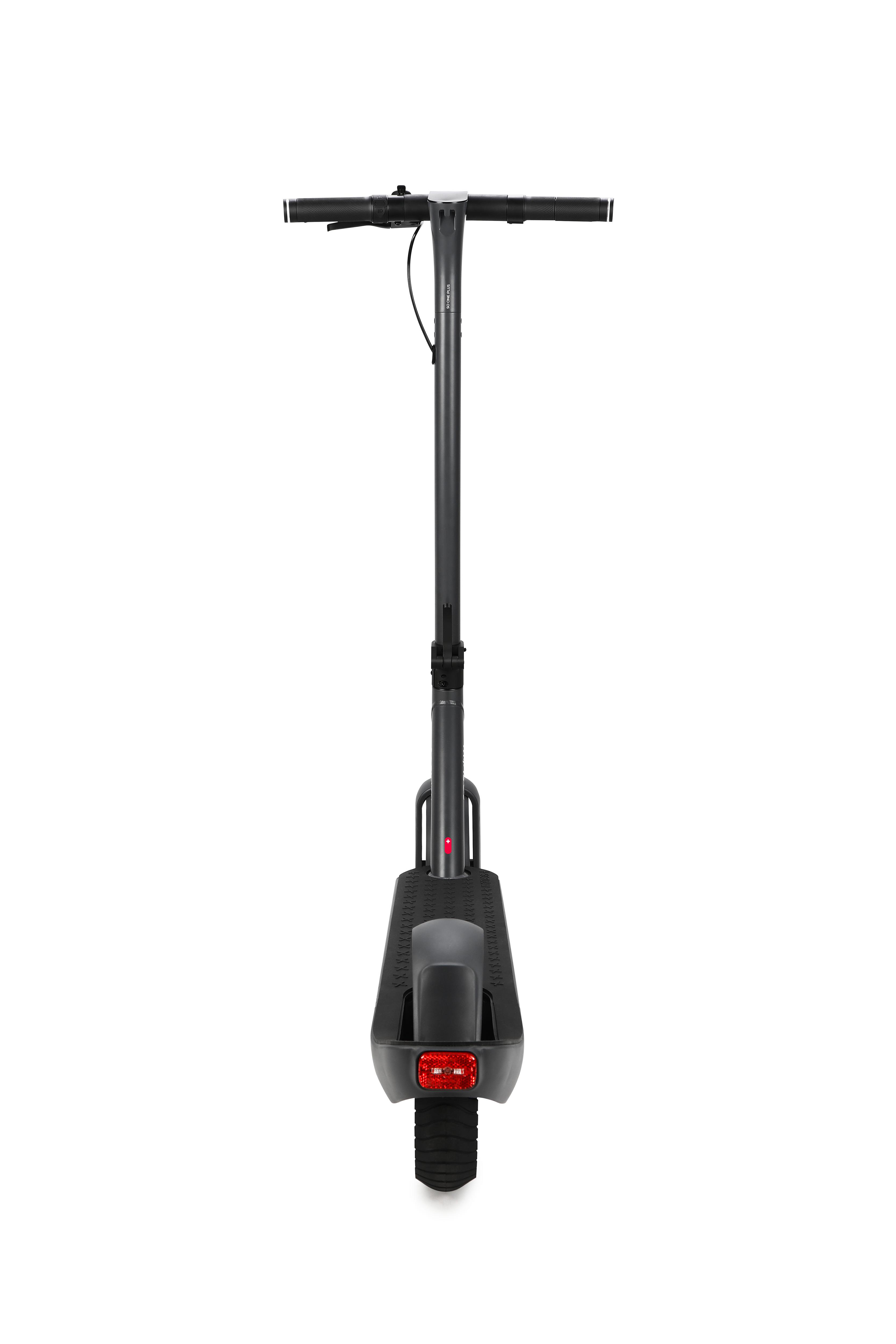 Schwarzer Roller, Vorderansicht. Lenker, Stiel und Rücklicht sind sichtbar.