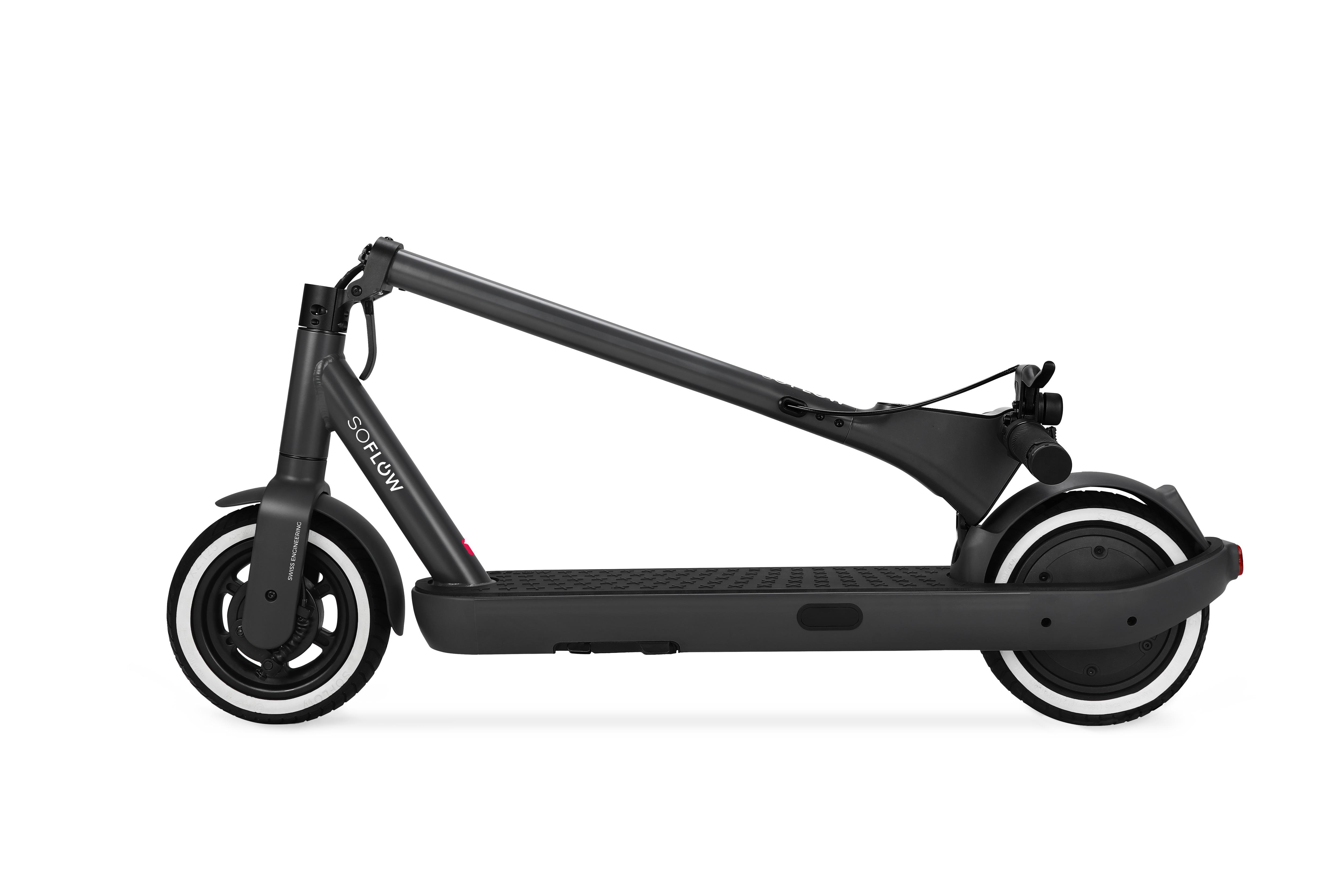 Schwarzer SoFlow Elektroroller von der Seite. Weiße Räder und Griff gefaltet. Schwarz und weiß.