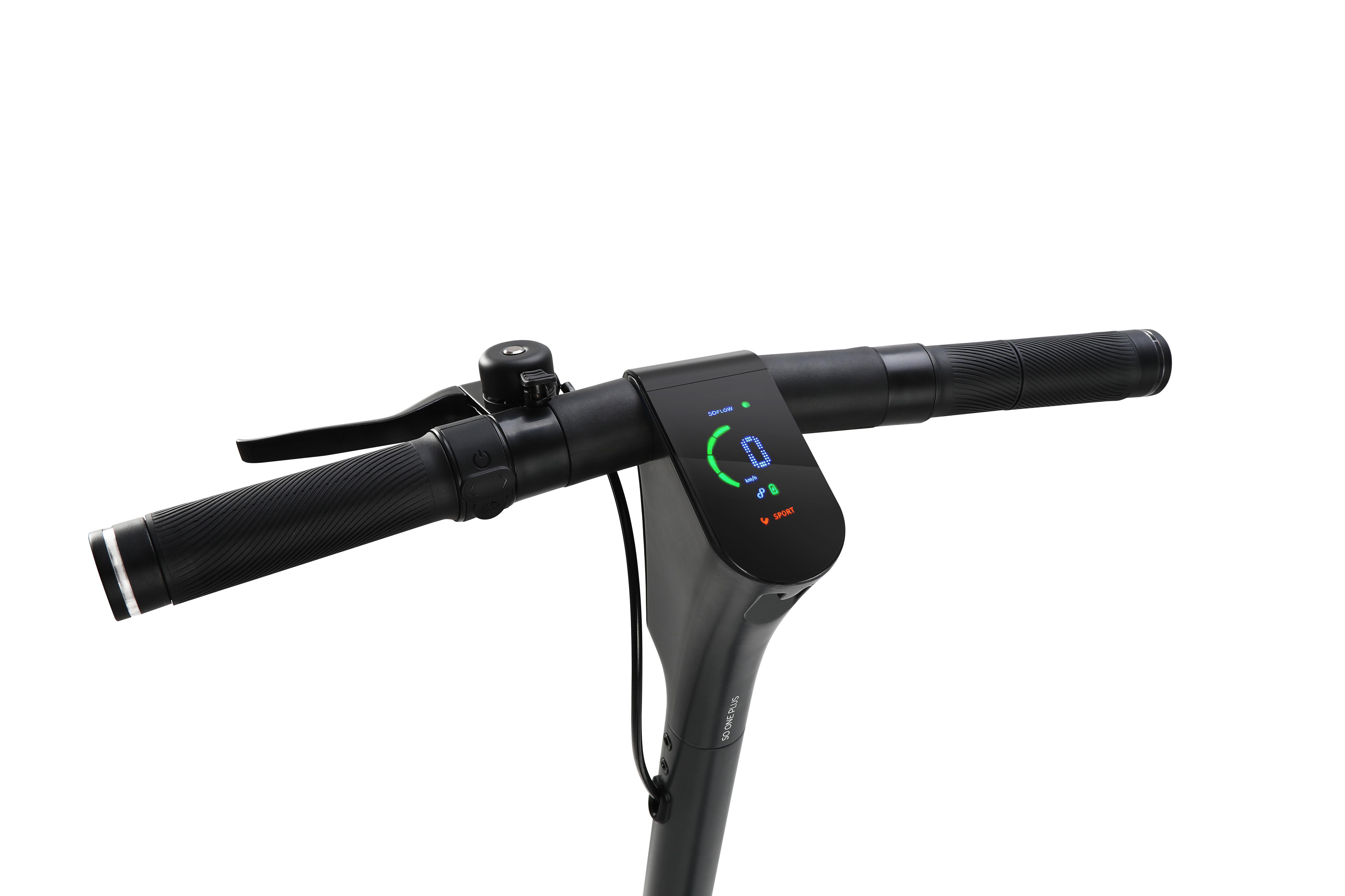E-Scooter-Lenker mit Display, das Geschwindigkeit und Akkuladung anzeigt. Schwarze Griffe und Bremshebel.