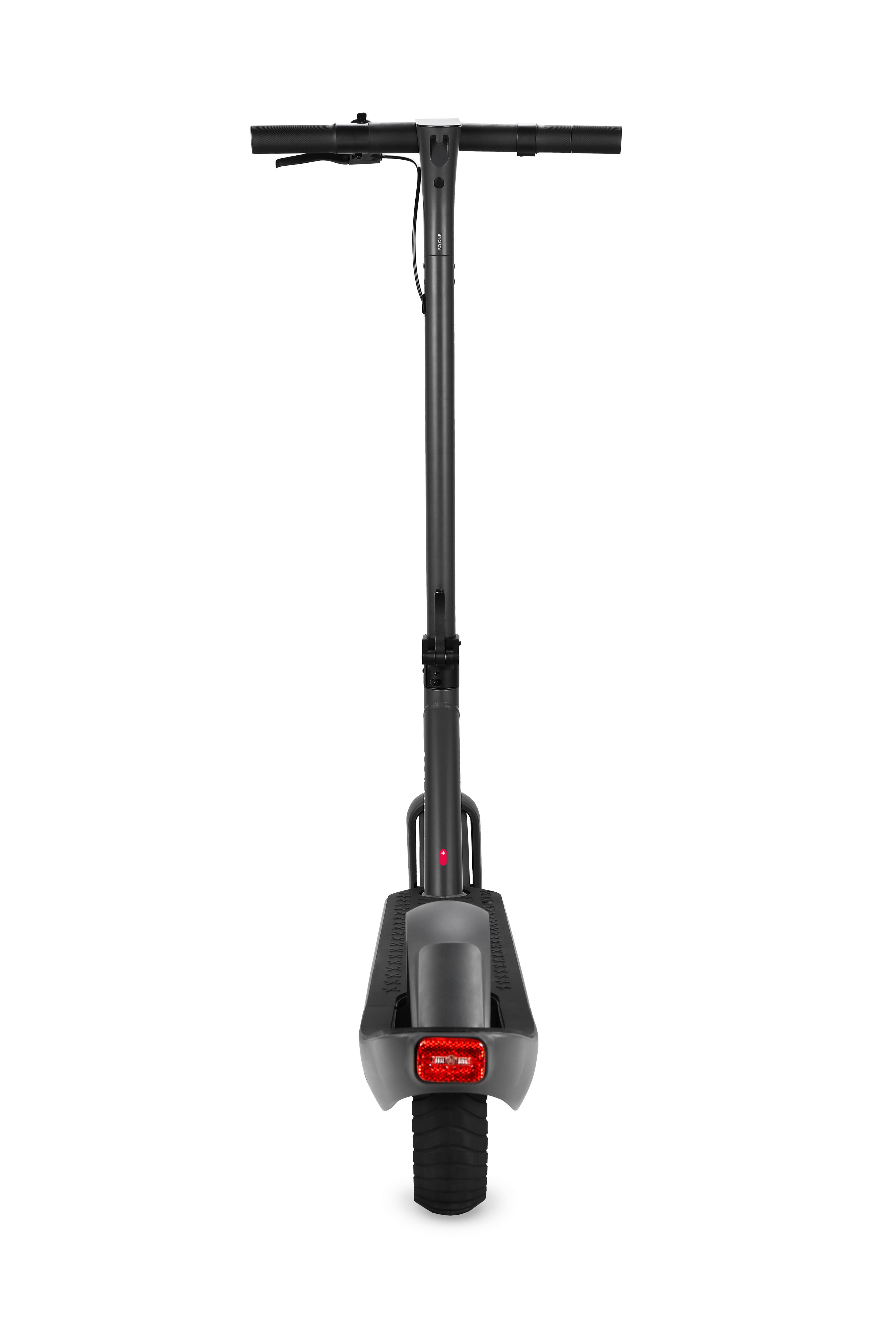 Schwarzer Elektroroller, aufrecht, auf weißem Hintergrund. Zeigt Griff, Stiel und Hinterrad. Rotes Licht.