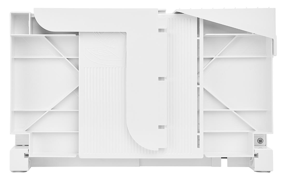 Zwei Apple M3 Chips, beschriftet Pro und Max, neben einem grünen Batteriesymbol für lange Akkulaufzeit.