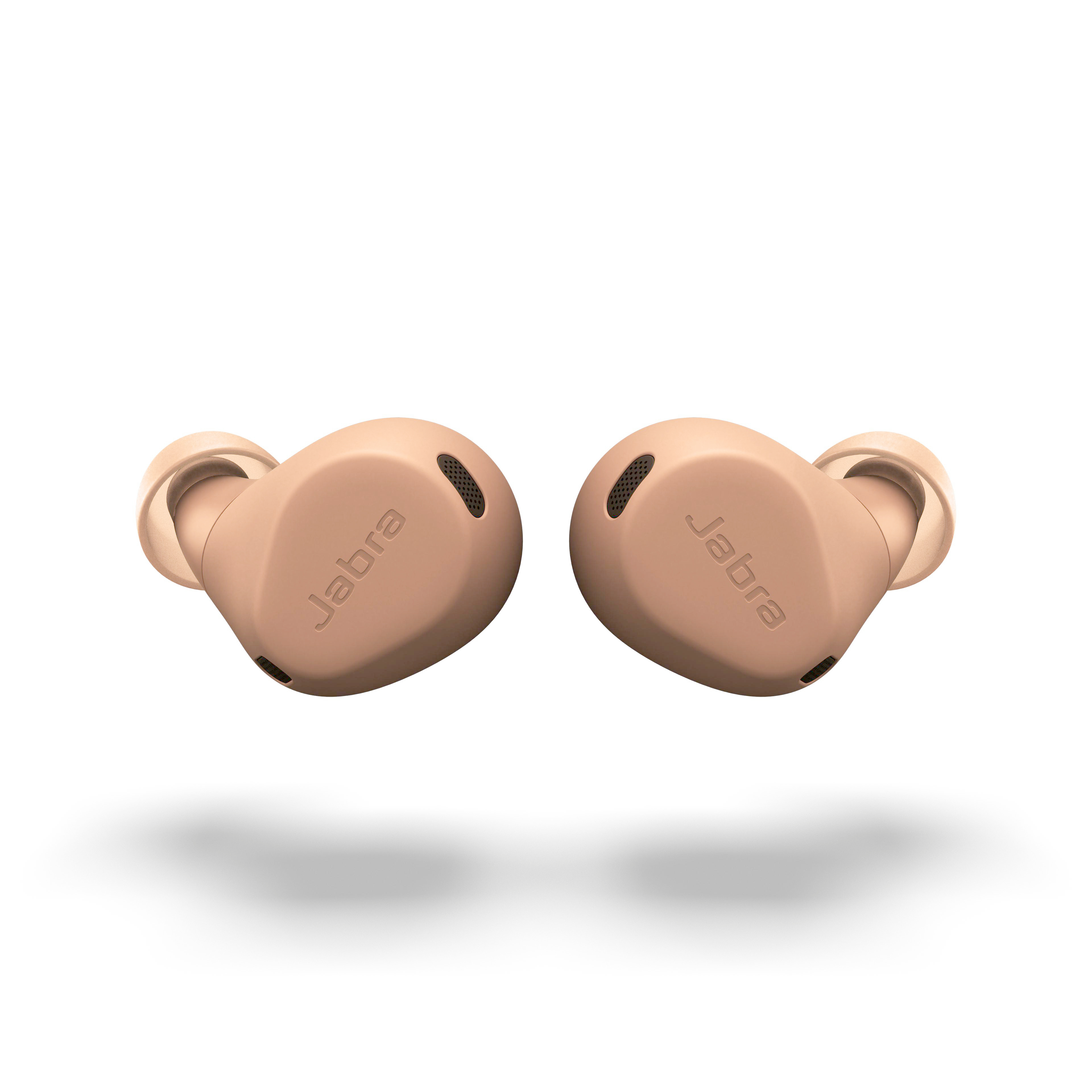 Zwei beige Jabra-Ohrhörer mit dem Markennamen darauf.