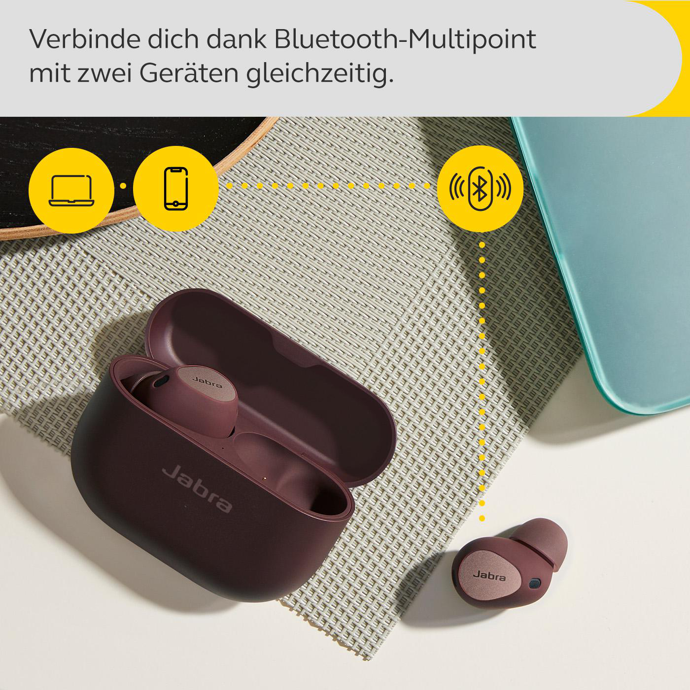 Ohrhörer und Ladeetui. Ein Laptop und ein Telefon befinden sich an der Seite. Bluetooth-Symbol.
