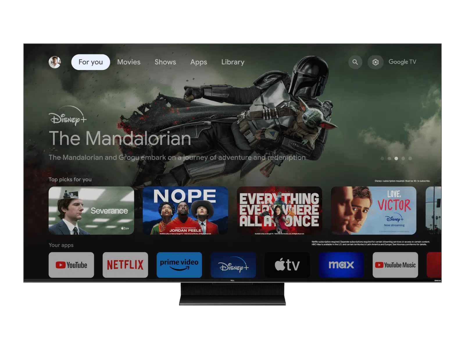 Ein großer TV-Bildschirm zeigt die Disney+-Oberfläche mit 'The Mandalorian' und verschiedenen App-Symbolen.