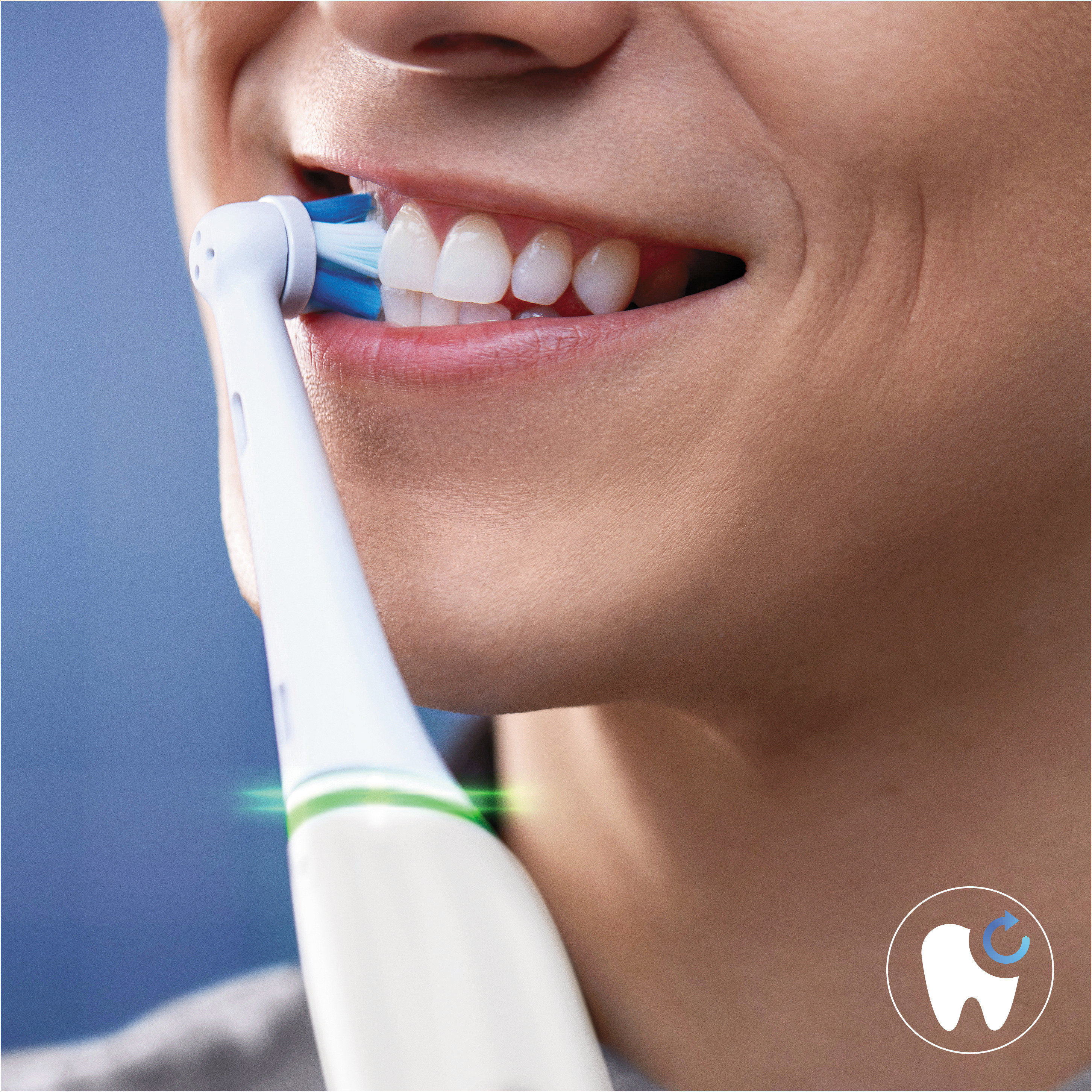 Personne se brossant les dents avec une brosse à dents électrique.