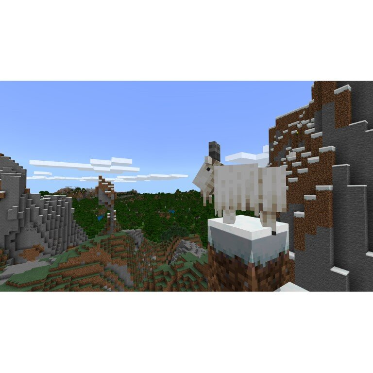 Scena z Minecraft z kozą na zaśnieżonej półce z widokiem na las i góry.