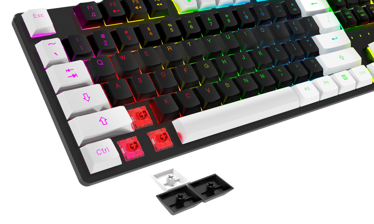 Zbliżenie czarno-białej klawiatury mechanicznej z kolorowymi klawiszami.