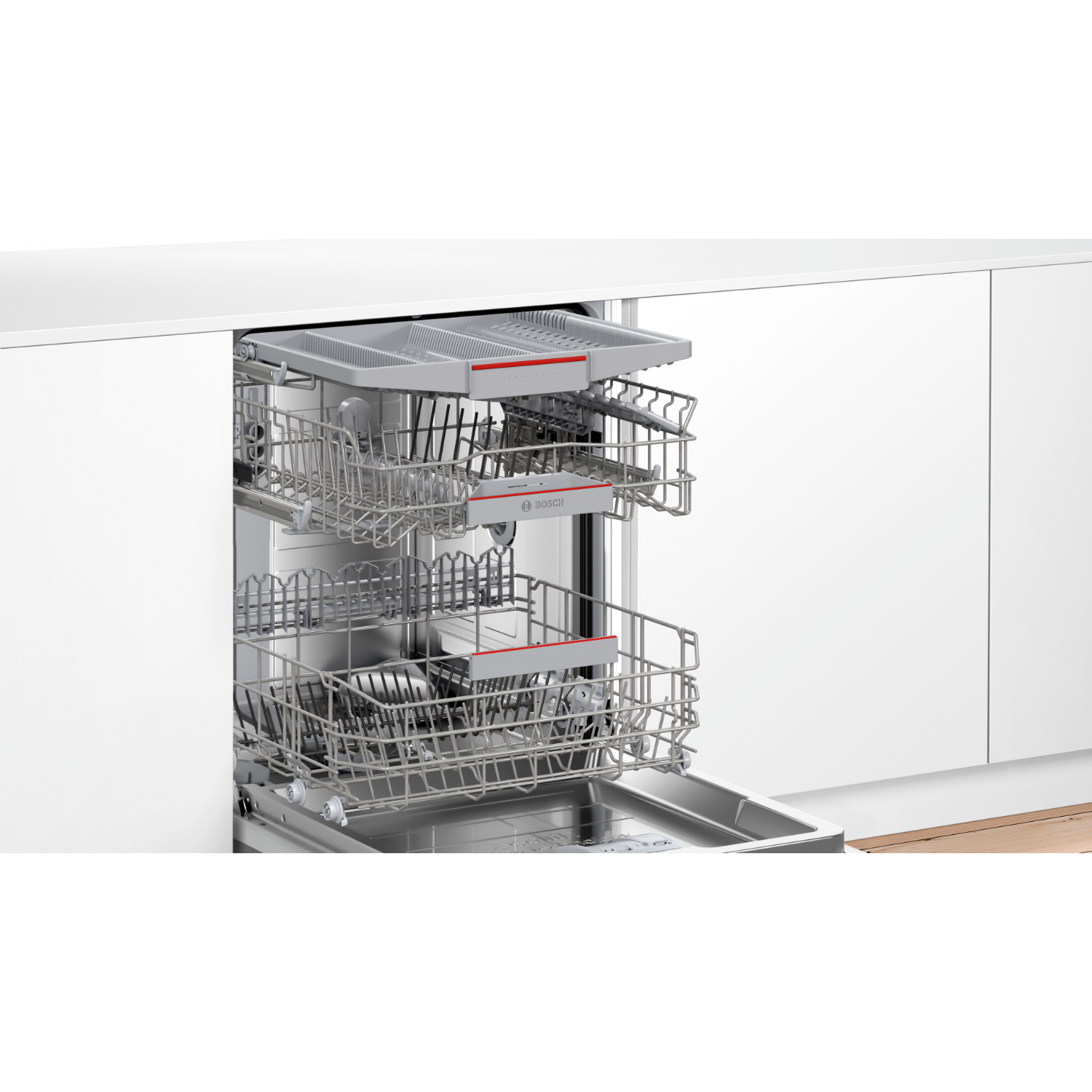 Open vaatwasser met twee rekken. Het interieur is zilverkleurig, met rode accenten.