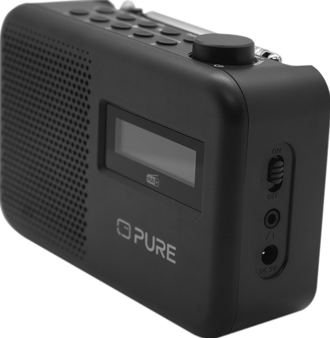 Radio DAB noire avec boutons et un écran. Sur le côté, il y a un interrupteur 'ON/OFF' et un port DC 5V.