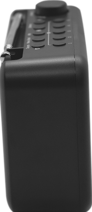 Une radio noire avec un cadran et des boutons, vue d'un angle latéral.