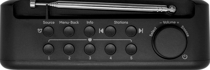 Gros plan d'une radio noire avec des boutons et une molette de réglage. Comprend une antenne télescopique.