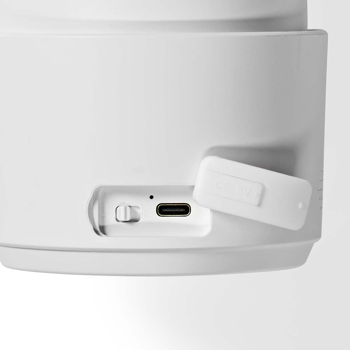 Weißes Gerät mit USB-C-Anschluss und Ein-/Ausschalter. Eine weiße Abdeckung ist teilweise entfernt.