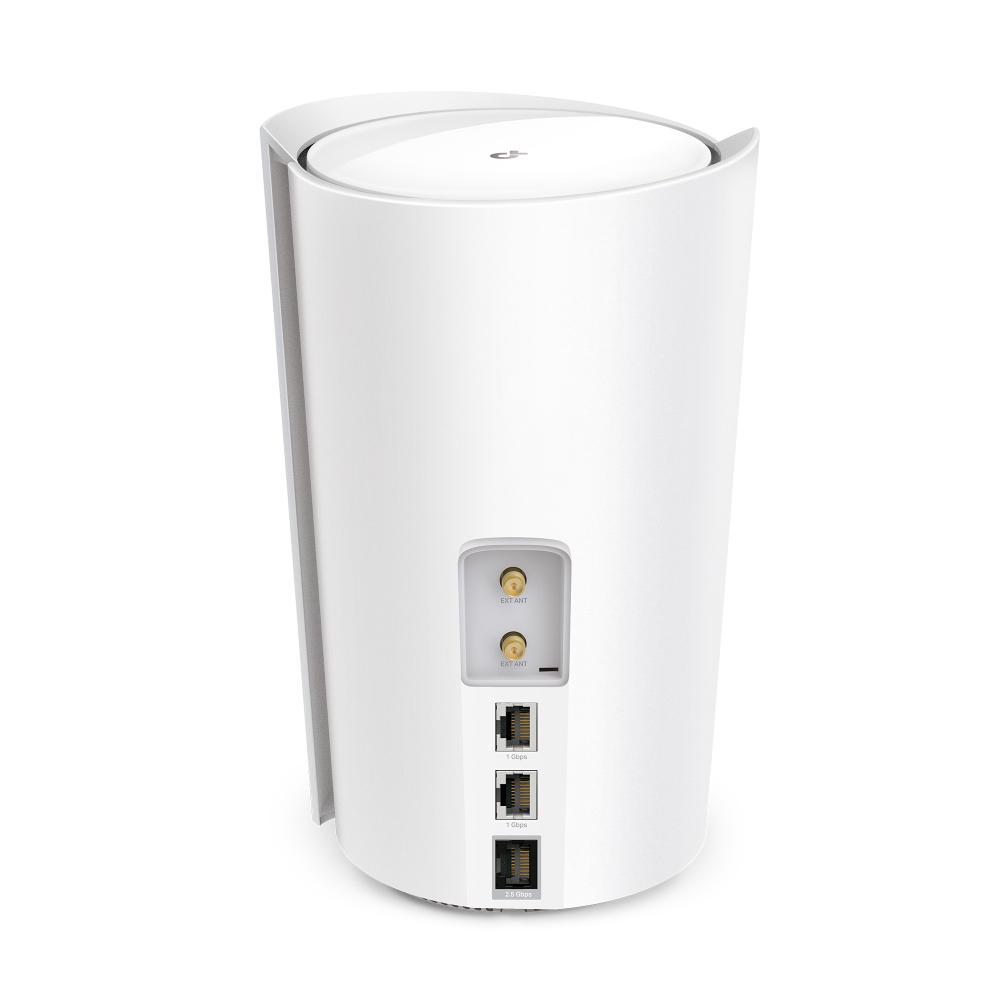 Weißer Router mit Anschlüssen auf der Rückseite, isoliert.