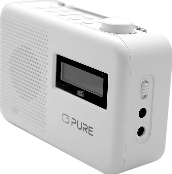 Radio portable blanche avec écran et boutons noirs. La marque Pure est visible.