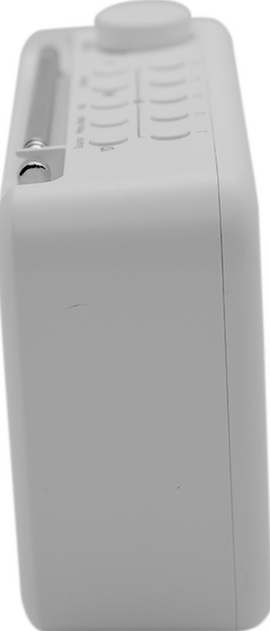 Une radio blanche, vue de côté, avec un bouton de réglage et une antenne visibles.