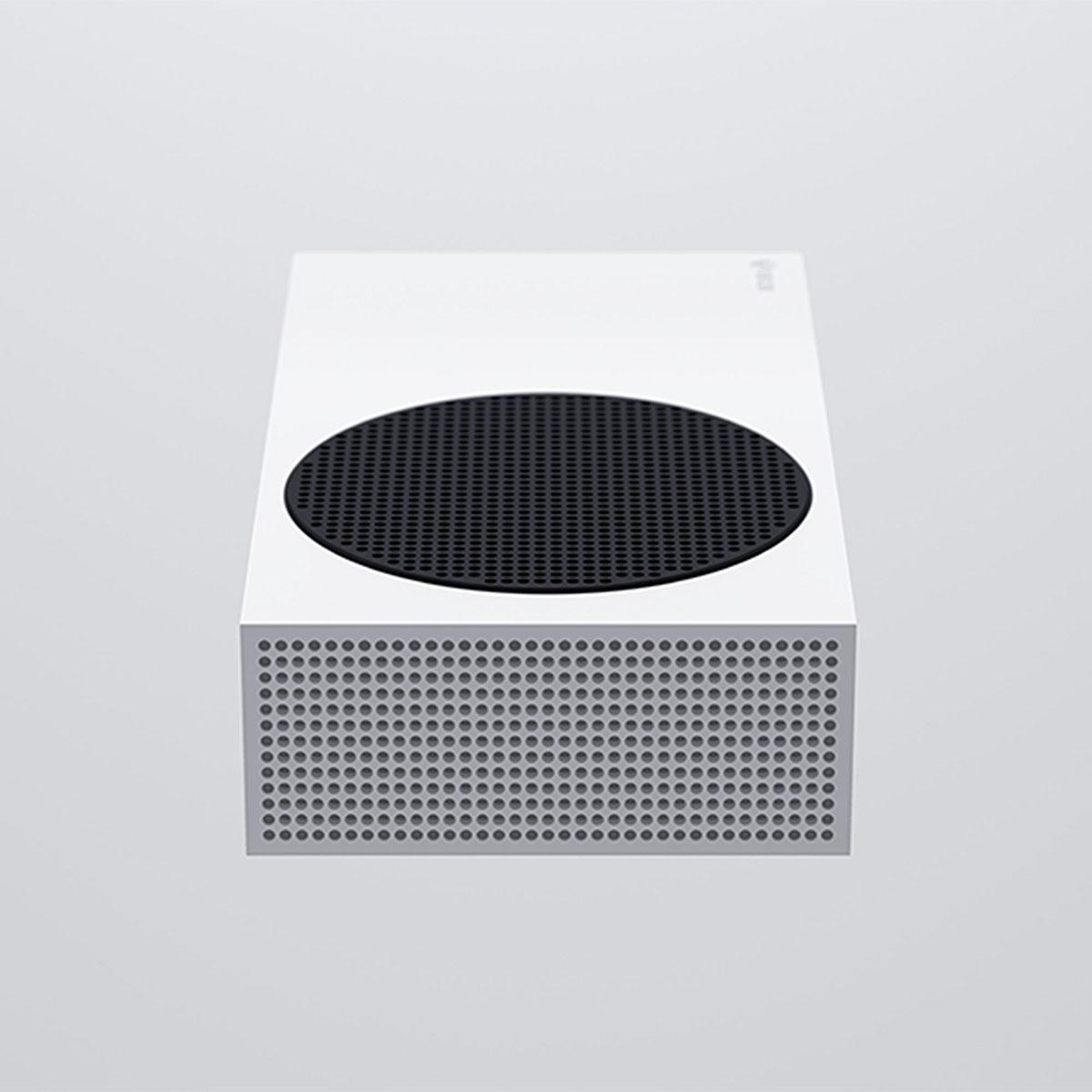 Eine weiße Xbox Series S Konsole mit einem schwarzen, kreisförmigen Lüfter auf weißem Untergrund.