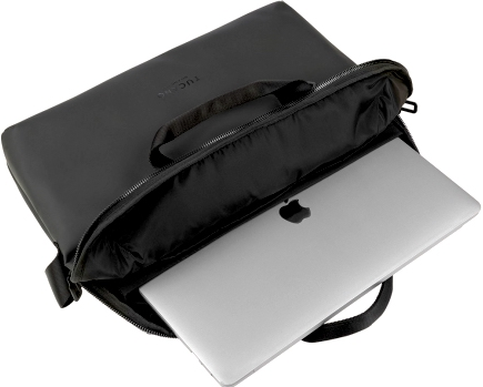 Schwarzer Laptop in einer offenen schwarzen Laptoptasche. Die Tasche hat einen Griff und Reißverschluss.