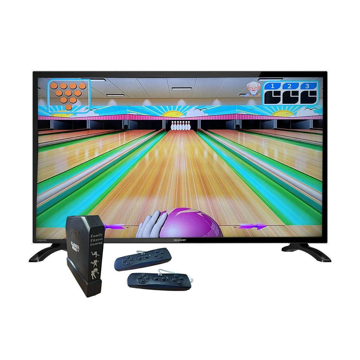 Egy TV bowling játékot mutat, kontrollerekkel és egy játékkonzollal előtte.